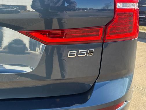 2023 Volvo XC60 B5 Plus Bright Theme