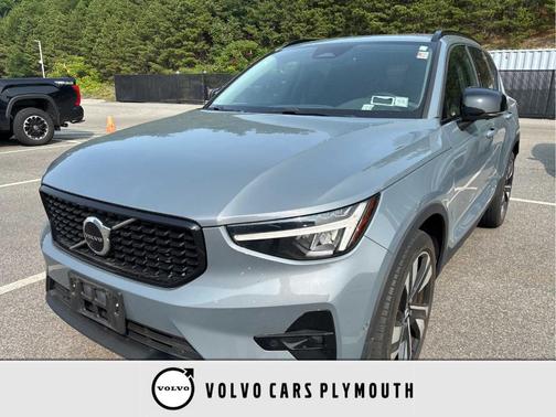 Thunder Gray Metallic 2023 Volvo XC40 B5 Plus Dark Theme