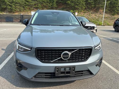 Thunder Gray Metallic 2023 Volvo XC40 B5 Plus Dark Theme