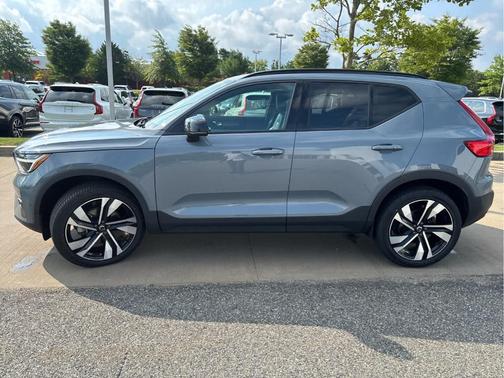 Thunder Gray Metallic 2023 Volvo XC40 B5 Plus Dark Theme