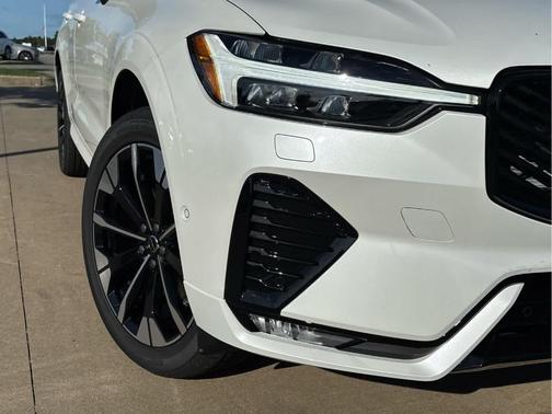 Crystal White 2027 Volvo XC60 PLUS