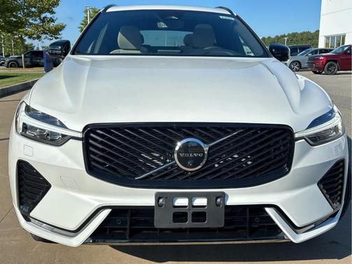 Crystal White 2027 Volvo XC60 PLUS