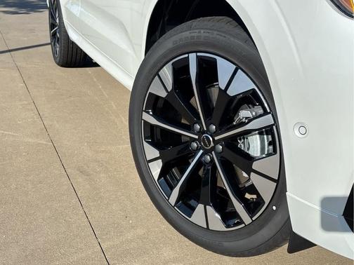 Crystal White 2027 Volvo XC60 PLUS