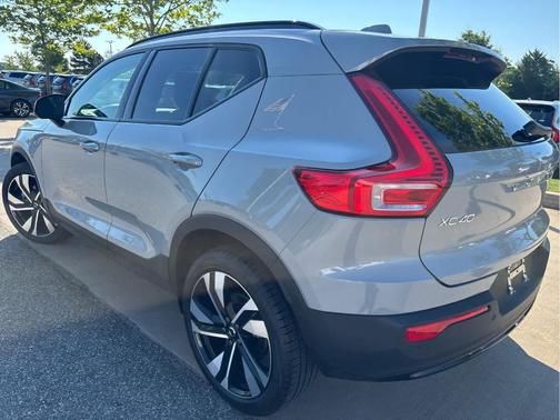 Vapor Grey 2024 Volvo XC40 B5 Plus Dark Theme