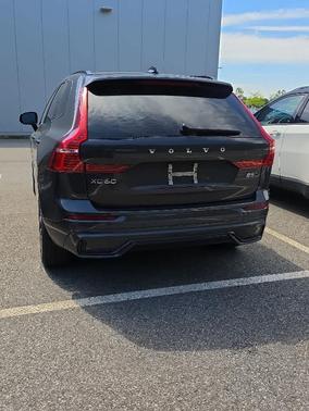 Platinum Grey Metallic 2023 Volvo XC60 B5 Plus Dark Theme
