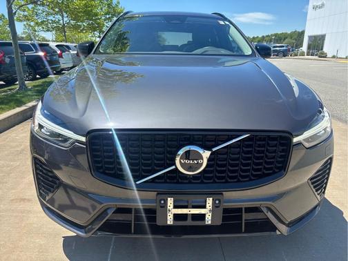 Platinum Grey Metallic 2023 Volvo XC60 B5 Plus Dark Theme
