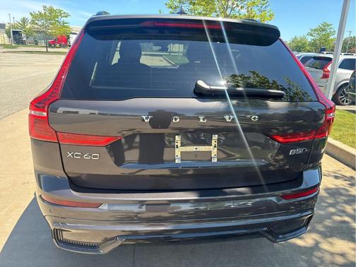 Platinum Grey Metallic 2023 Volvo XC60 B5 Plus Dark Theme