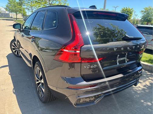 Platinum Grey Metallic 2023 Volvo XC60 B5 Plus Dark Theme