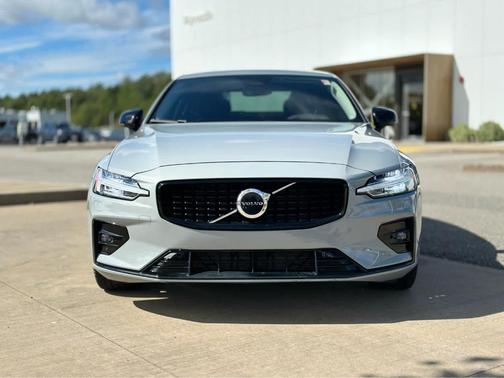 2024 Volvo S60 B5 Core Dark Theme