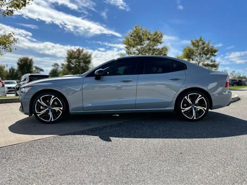 2024 Volvo S60 B5 Core Dark Theme