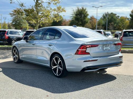 2024 Volvo S60 B5 Core Dark Theme