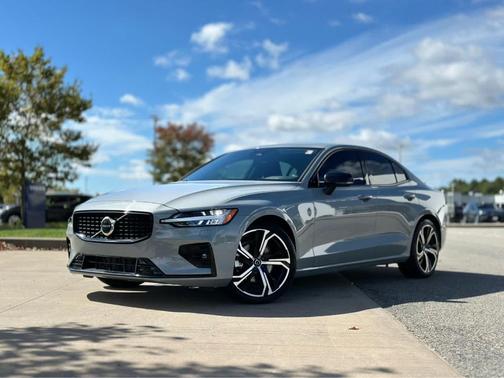 2024 Volvo S60 B5 Core Dark Theme