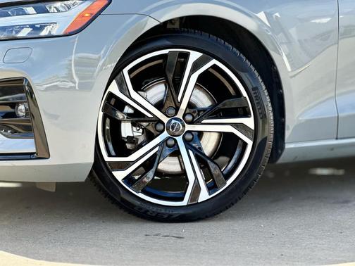 2024 Volvo S60 B5 Core Dark Theme