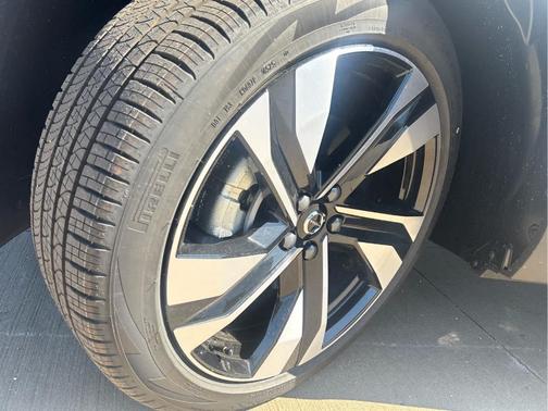 Crystal White 2026 Volvo XC40 B5 Plus