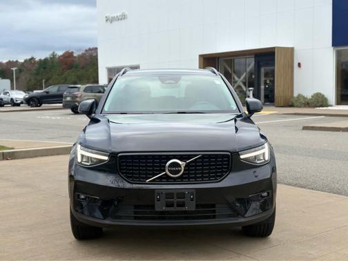 2023 Volvo XC40 B5 Plus Dark Theme