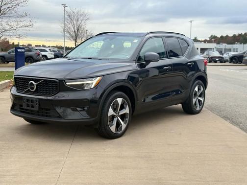 2023 Volvo XC40 B5 Plus Dark Theme