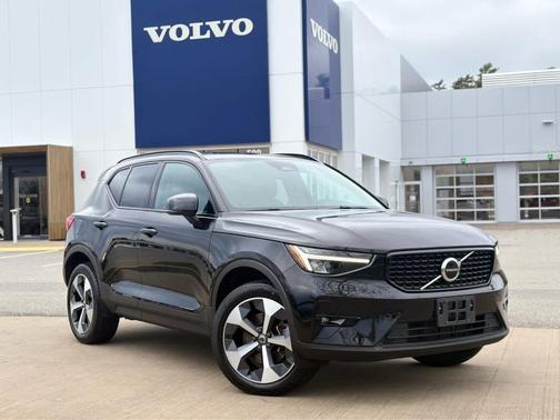 2023 Volvo XC40 B5 Plus Dark Theme