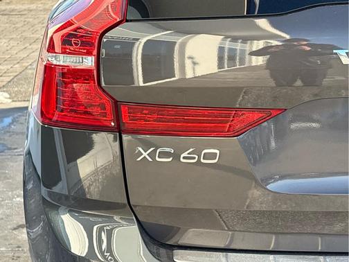 2023 Volvo XC60 B5 Plus Dark Theme