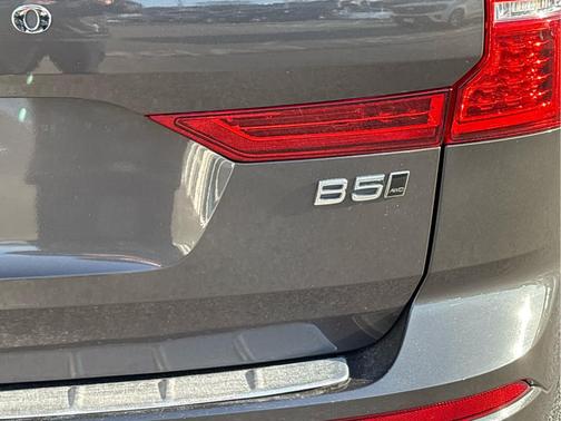 2023 Volvo XC60 B5 Plus Dark Theme