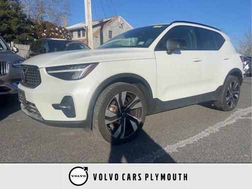 2023 Volvo XC40 B5 Plus Dark Theme