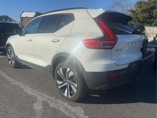 2023 Volvo XC40 B5 Plus Dark Theme