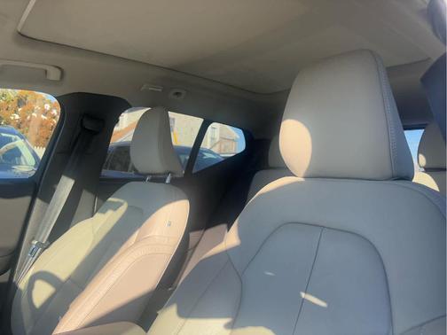 2023 Volvo XC40 B5 Plus Dark Theme