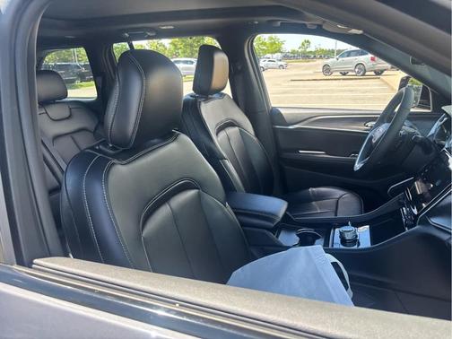 Metallic 2024 Jeep Grand Cherokee 4xe Base