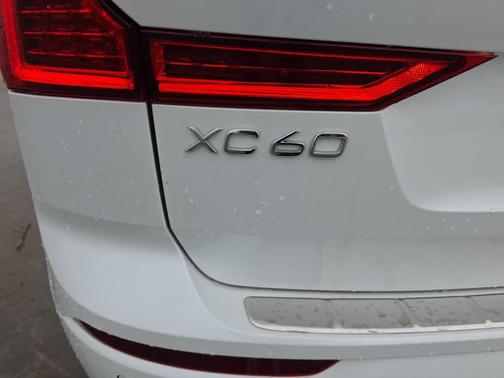 Crystal White Metallic 2025 Volvo XC60 B5 Core