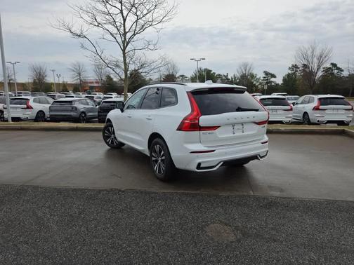 Crystal White Metallic 2025 Volvo XC60 B5 Core