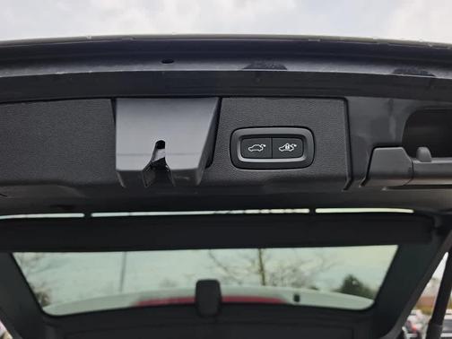 Crystal White Metallic 2025 Volvo XC60 B5 Core