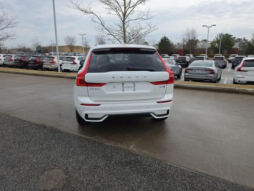 Crystal White Metallic 2025 Volvo XC60 B5 Core