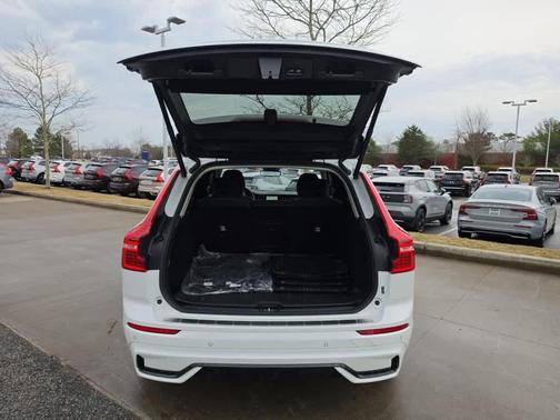 Crystal White Metallic 2025 Volvo XC60 B5 Core