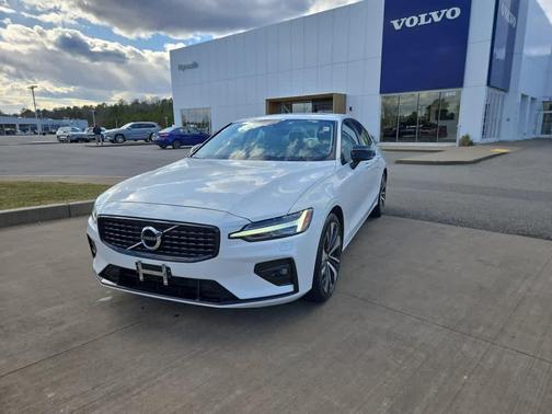 2022 Volvo S60 B5 Momentum
