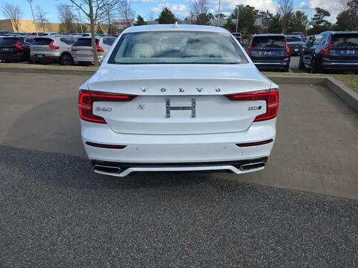 2022 Volvo S60 B5 Momentum
