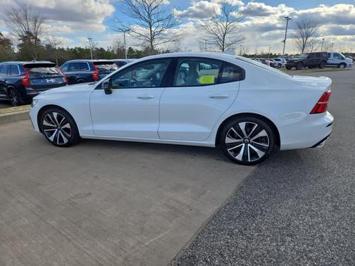 2022 Volvo S60 B5 Momentum