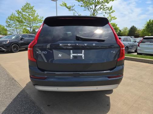 2022 Volvo XC90 T6 Momentum 7 Passenger