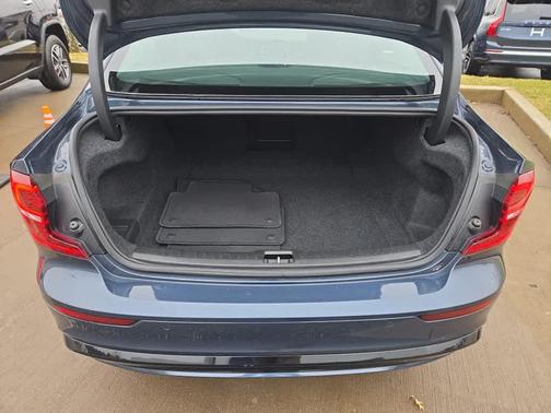 2024 Volvo S60 B5 Plus Dark Theme