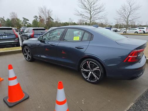2024 Volvo S60 B5 Plus Dark Theme
