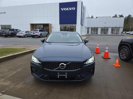 2024 Volvo S60 B5 Plus Dark Theme
