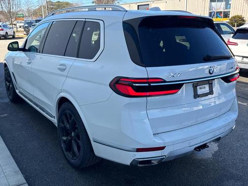 Alpine White 2023 BMW X7 xDrive40i