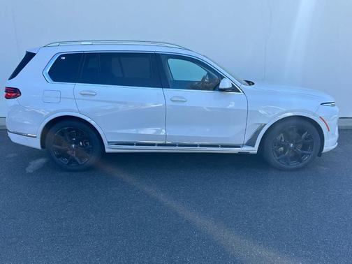 Alpine White 2023 BMW X7 xDrive40i