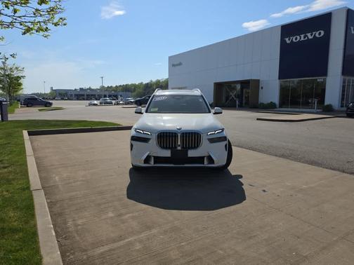 Alpine White 2023 BMW X7 xDrive40i