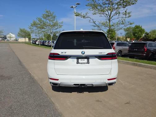 Alpine White 2023 BMW X7 xDrive40i