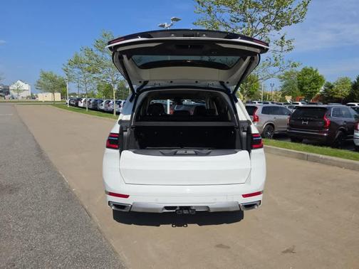 Alpine White 2023 BMW X7 xDrive40i