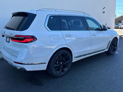 Alpine White 2023 BMW X7 xDrive40i