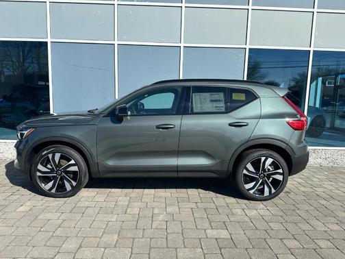 Green 2026 Volvo XC40 B5 Ultra