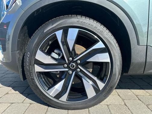 Green 2026 Volvo XC40 B5 Ultra