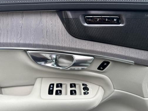 Metallic 2026 Volvo XC90 Plug-In Hybrid T8 Ultra 7-Seater