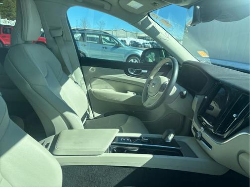 2023 Volvo XC60 B5 Plus Dark Theme