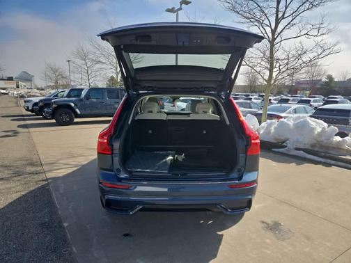 2023 Volvo XC60 B5 Plus Dark Theme